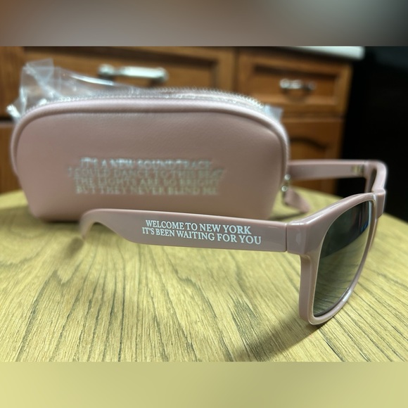 Official TS 1989 Sunglasses with carrying case - Picture 4 of 5